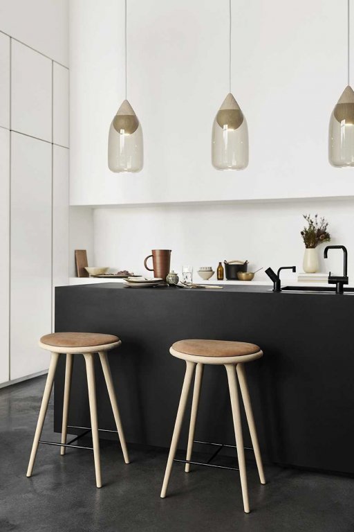 Mater Design High Stool barkruk 69 Zwart eik, zwart leer