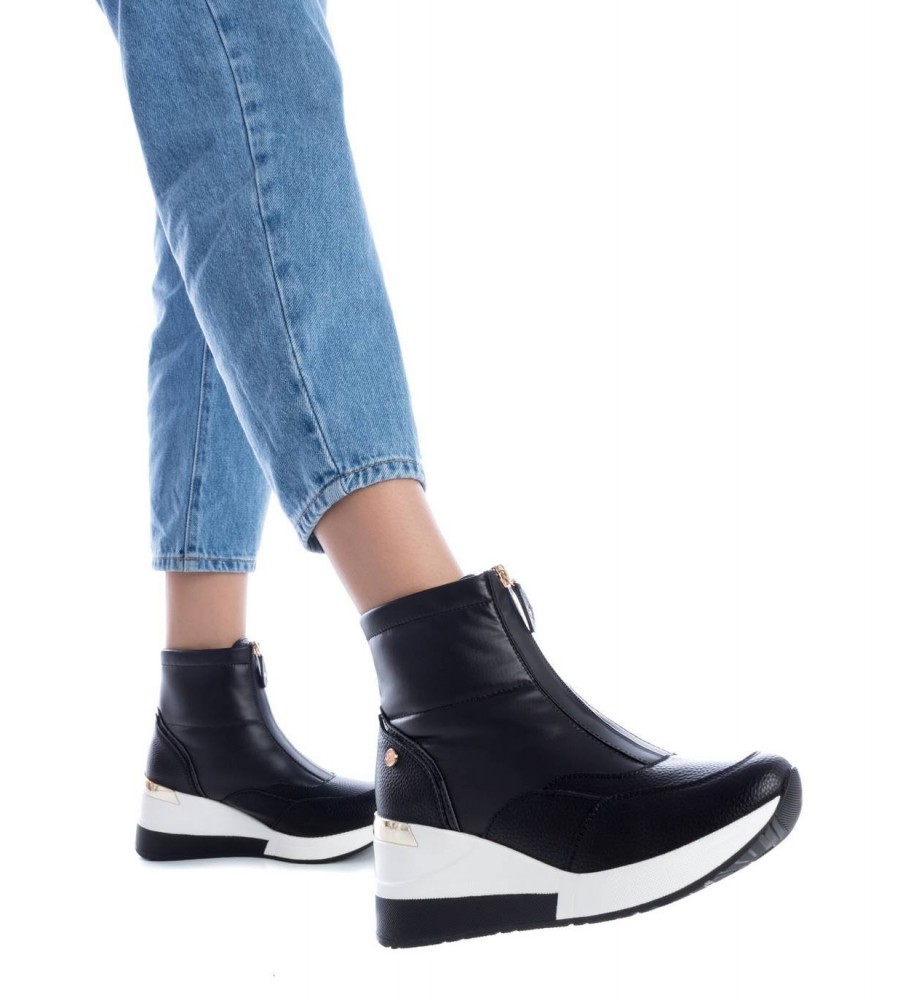 Botas esportivas Xti pretas com salto plataforma - Altura do salto: 6 cm -