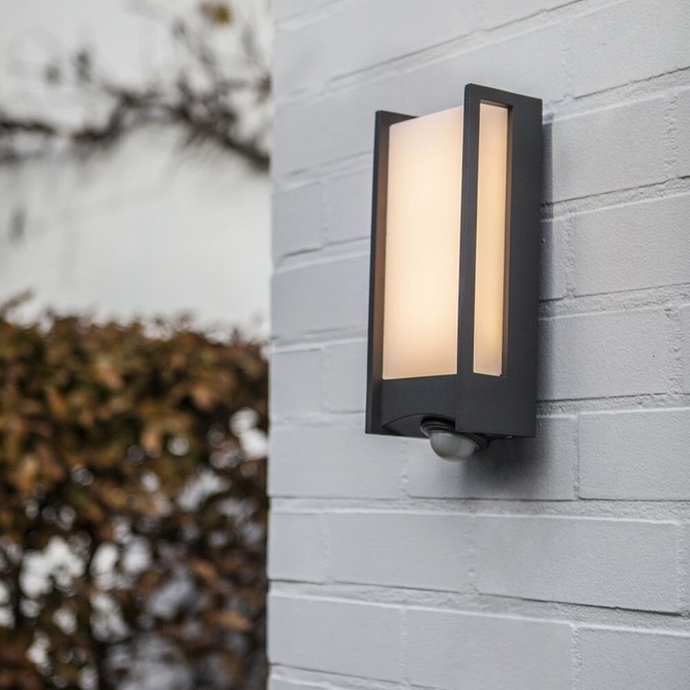 Qubo LED buitenwandlamp van spuitgietaluminium in antraciet met bewegingsmelder