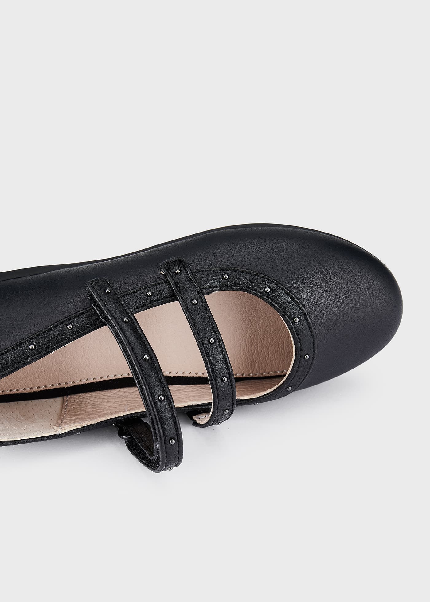 Sapato estilo Mary Jane com palmilha cravejada, em couro sustentável, para meninas.