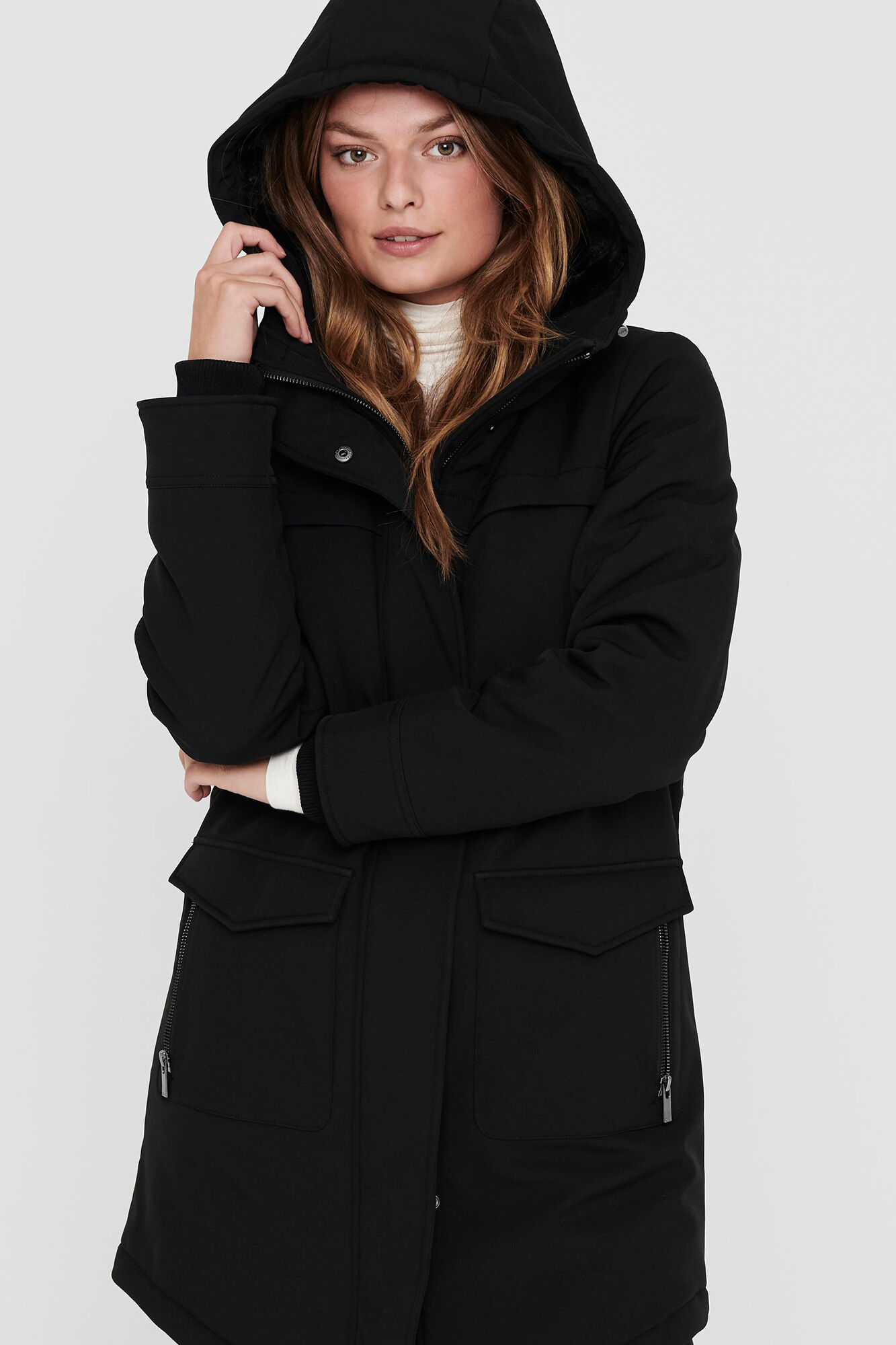 Parka de comprimento 3/4 com capuz e bolsos.