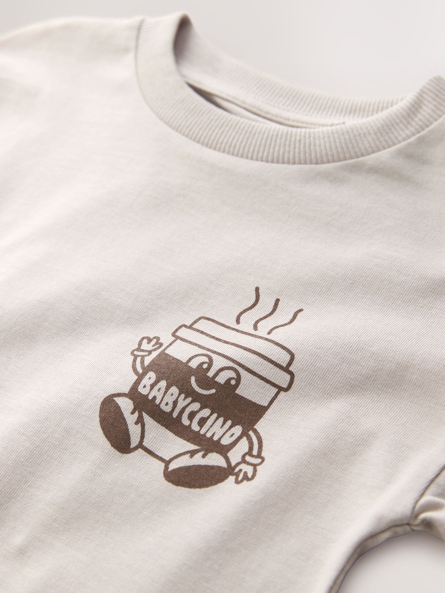 Stone Neutral Babyccino - T-shirt met lange mouwen en print op de rug (3mnd -8jr)