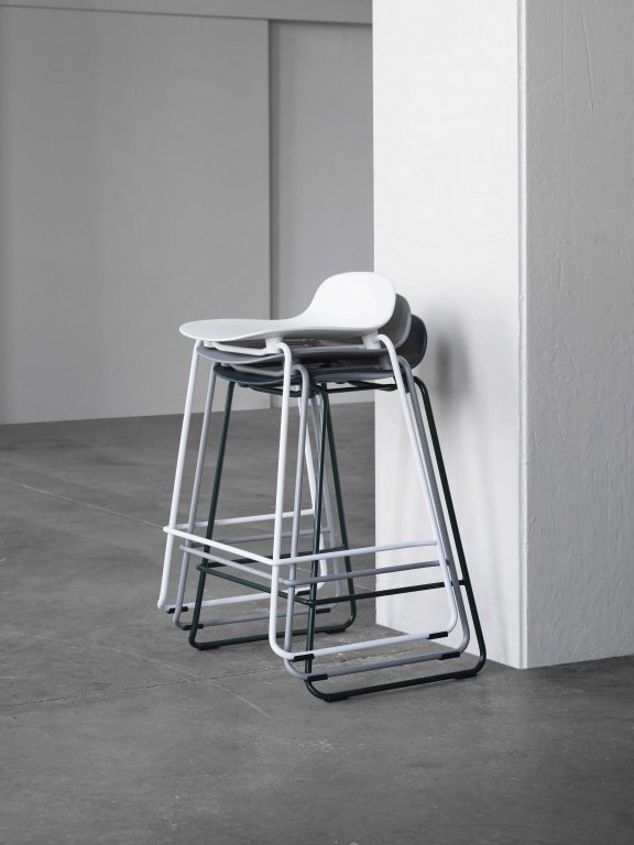 Normann Copenhagen Form Barstool barkruk 65cm met zwart onderstel zwart
