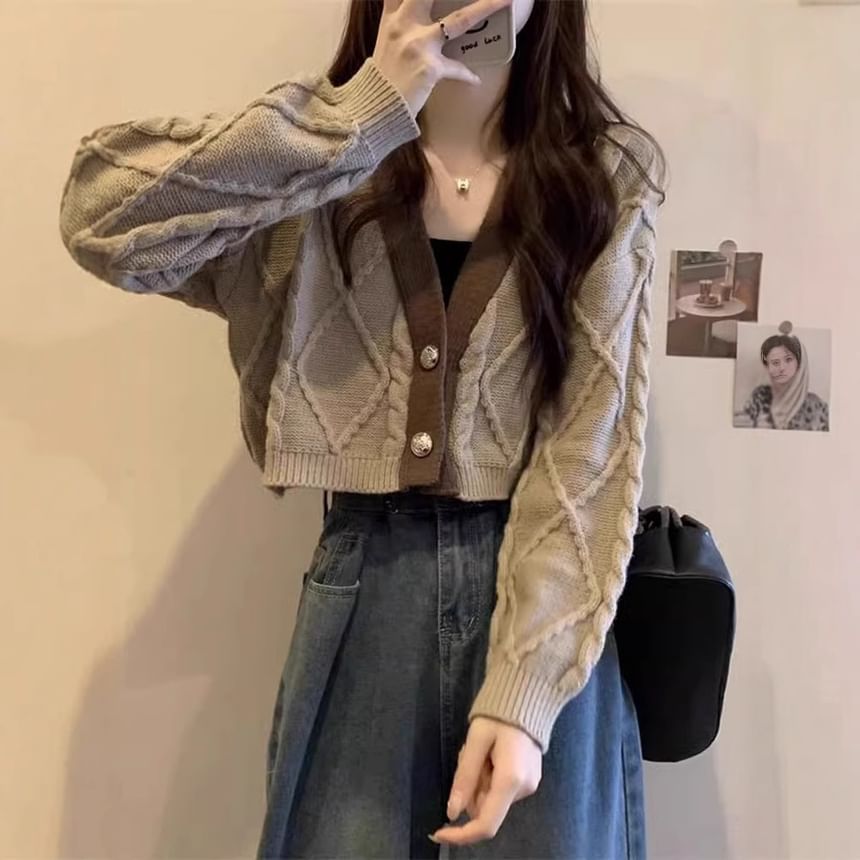 Dream Drop - V-hals contrasterende kabelgebreide crop top met knoopjes