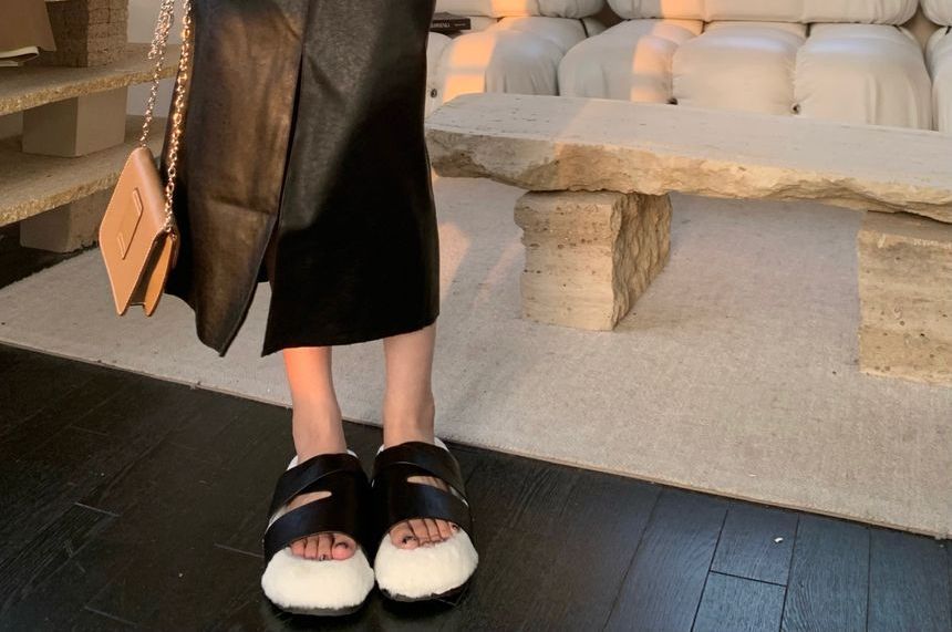 Okalpis - Lange mouwen V-hals effen gebreide top / Kunstleren midi-rok met hoge taille en split