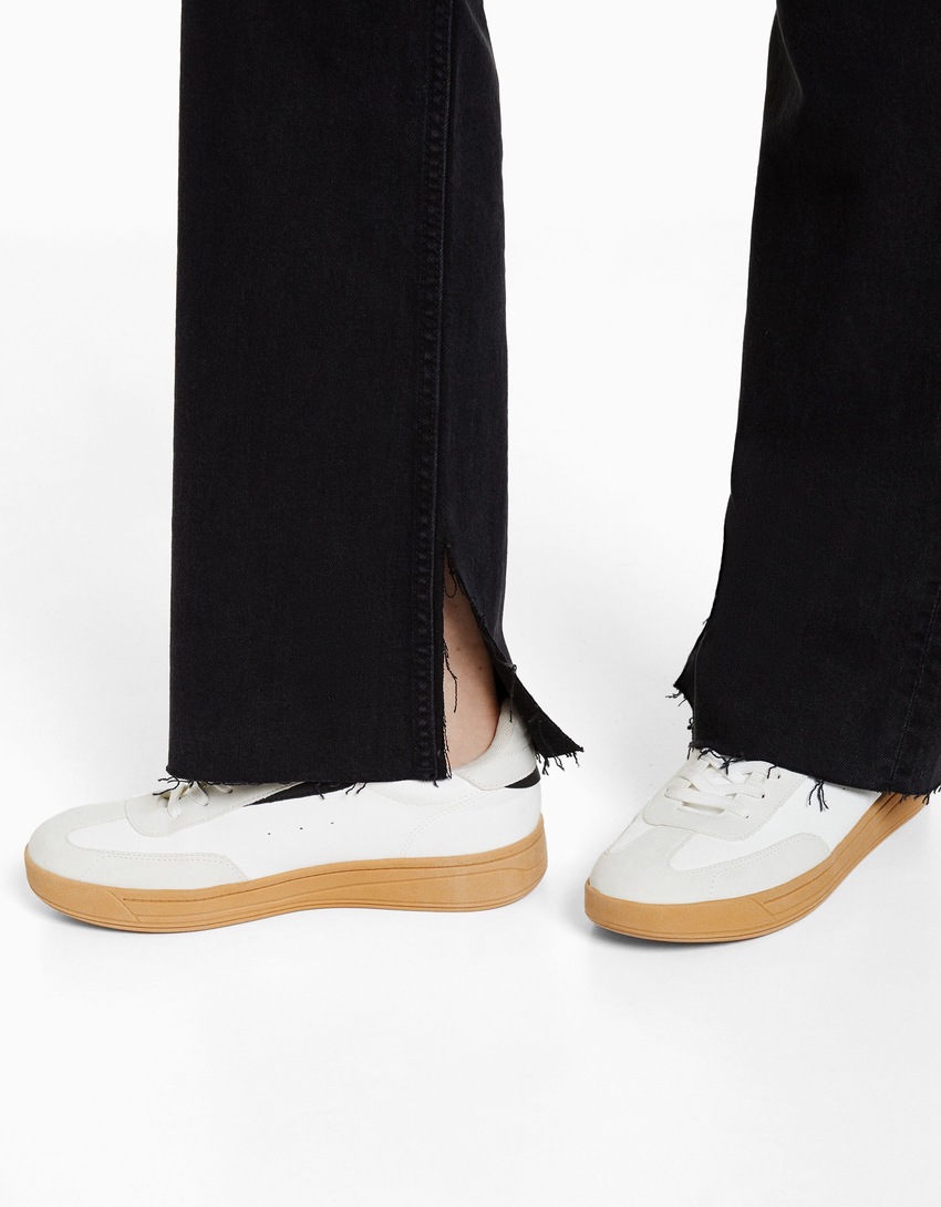 Calça jeans reta confortável com fenda lateral