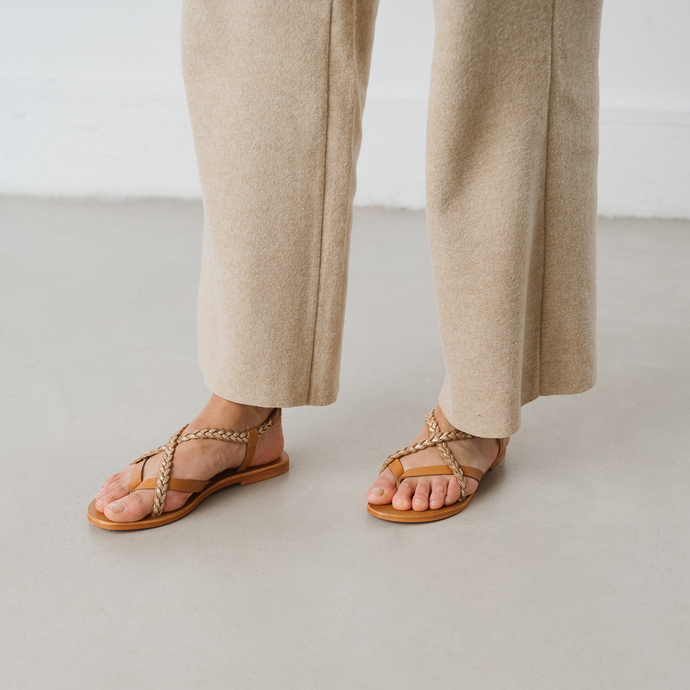 Sandales à brides tressées  en cuir camel et or