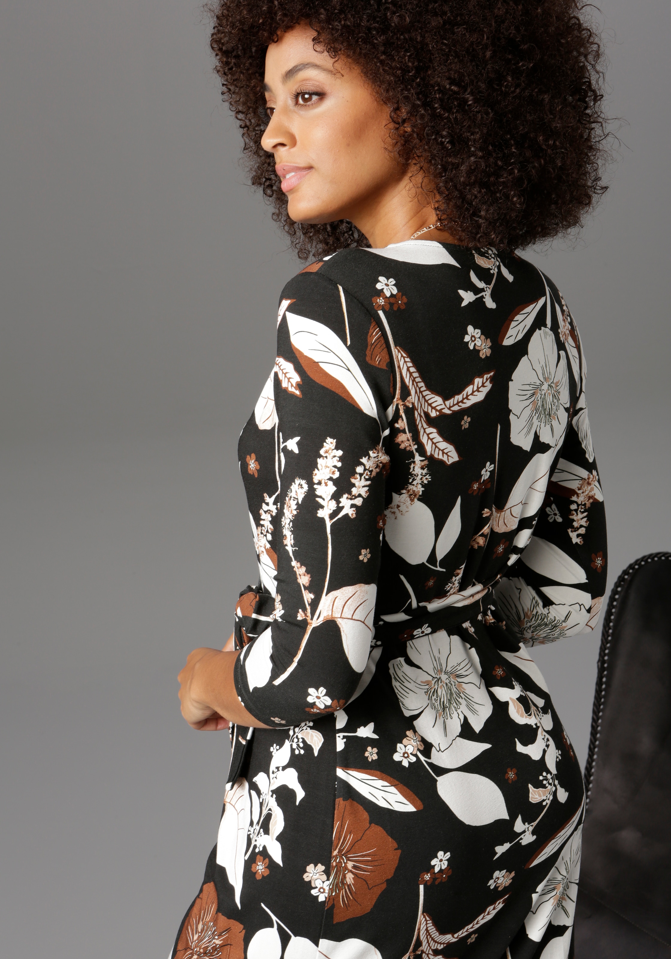 Aniston SELECTED Jerseykleid in femininer Wickel-Optik