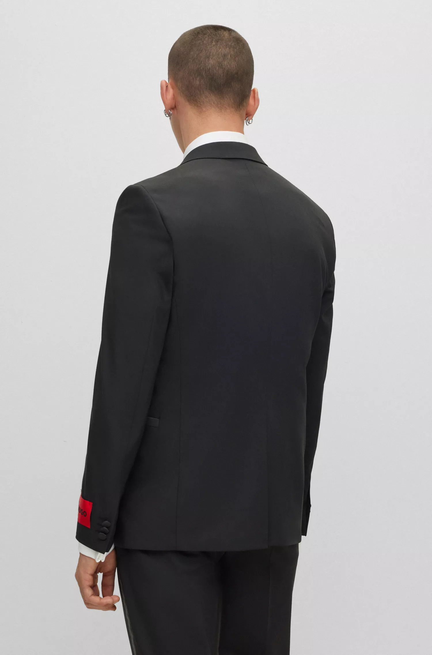 Terno HUGO vermelho, corte extra slim com detalhes em cetim.