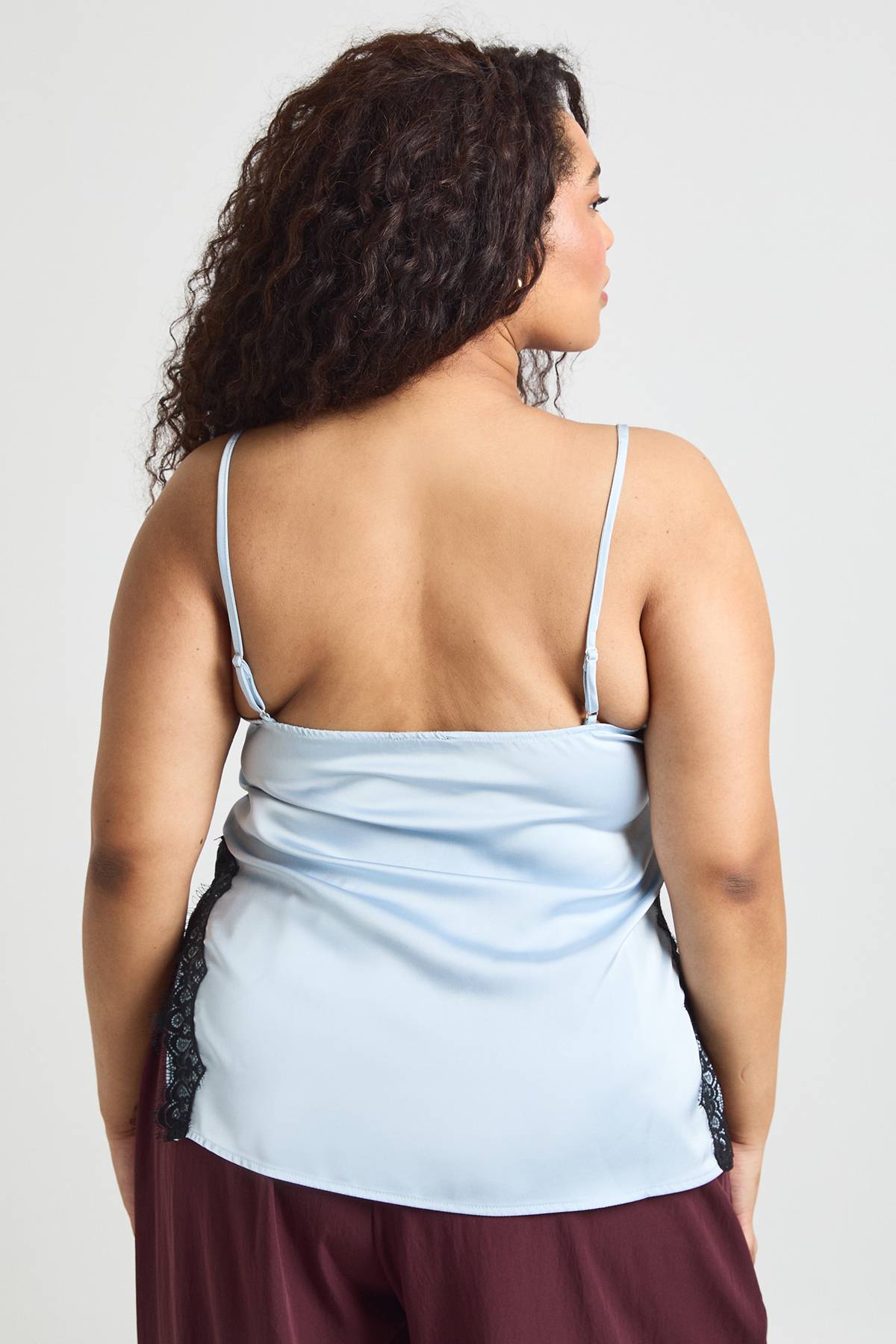 boohoo Débardeur En Satin Grande Taille Avec Finitions En Dentelle
