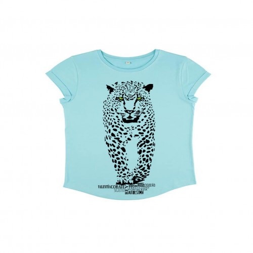 Camiseta feminina de manga curta com estampa de totem animal, em algodão orgânico, com onça-pintada turquesa.