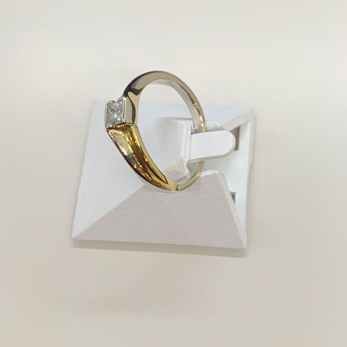 Solitaire d'occasion 2 ors 750 diamant 0.25 carat.