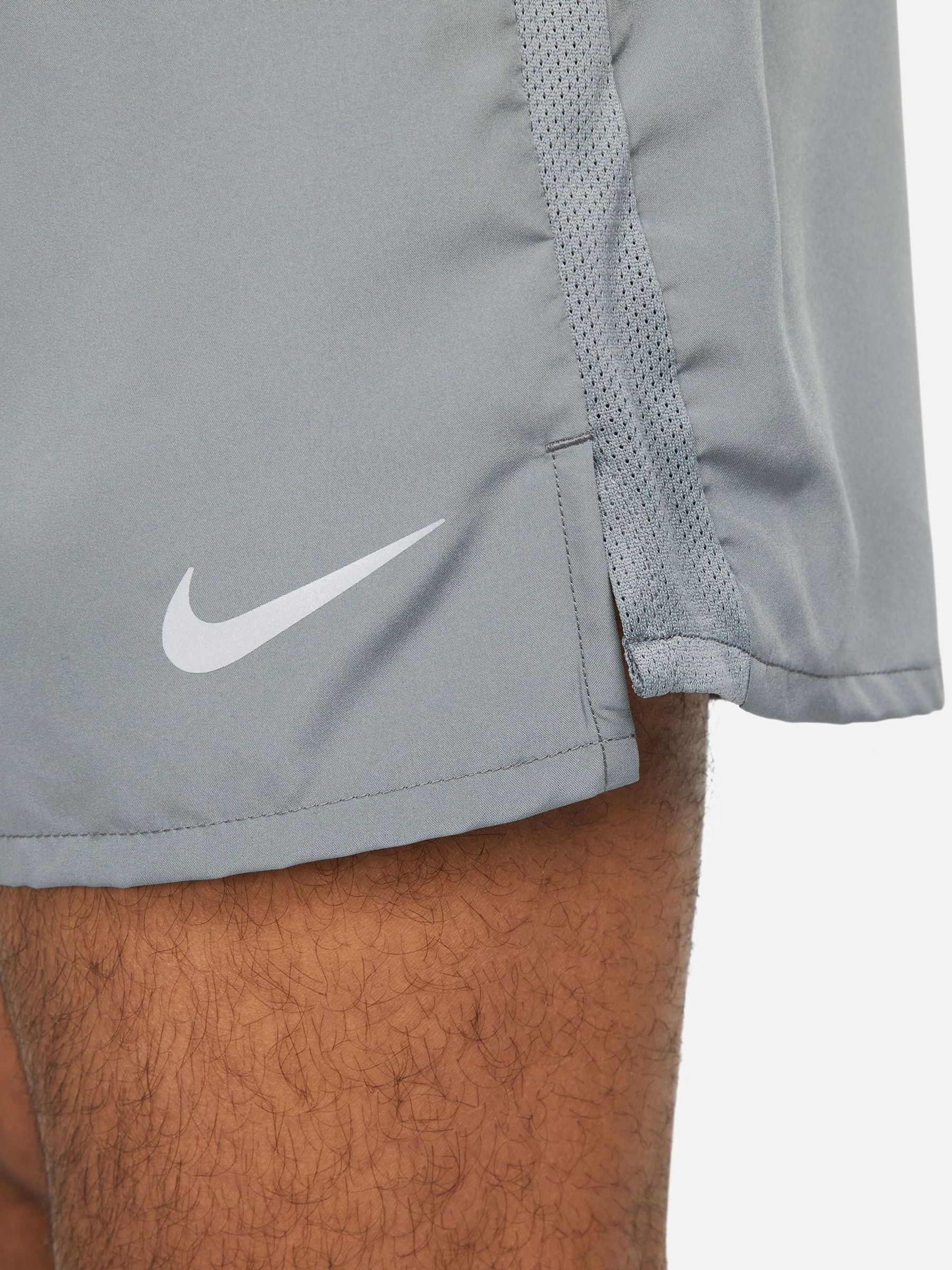 Lichtgrijs - Nike Dri-FIT Challenger 5 Inch hardloopshorts met slipvoering