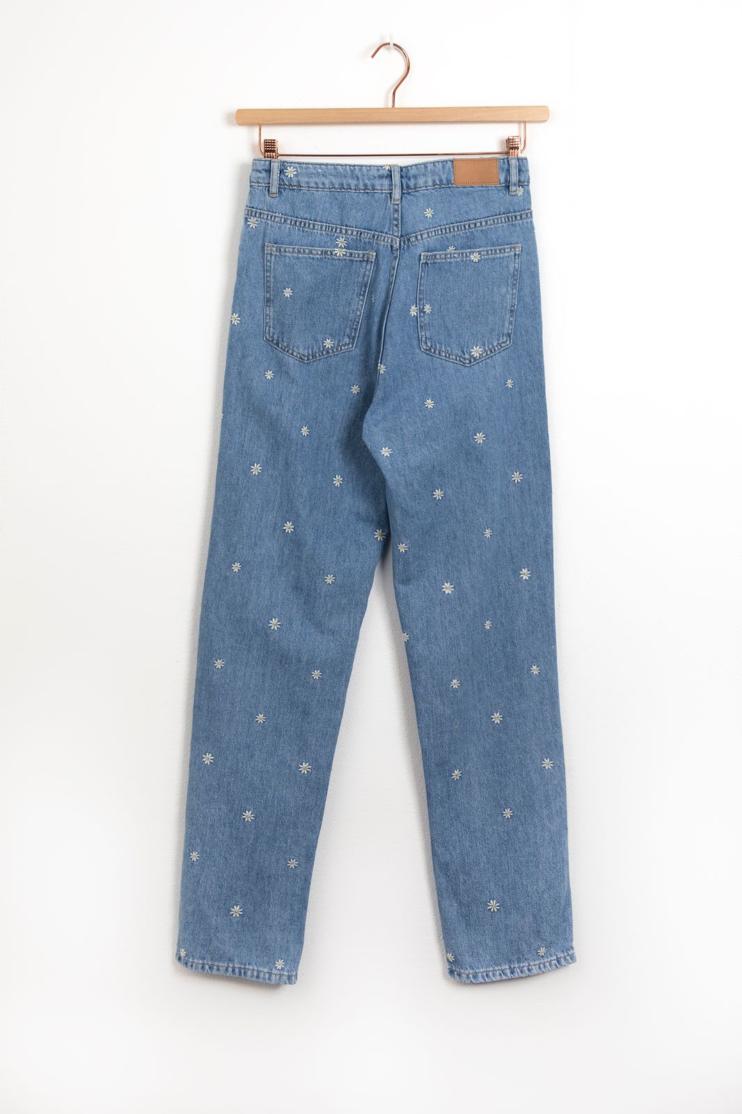 Belem blauwe girlfriend jeans met madeliefjes embroidery