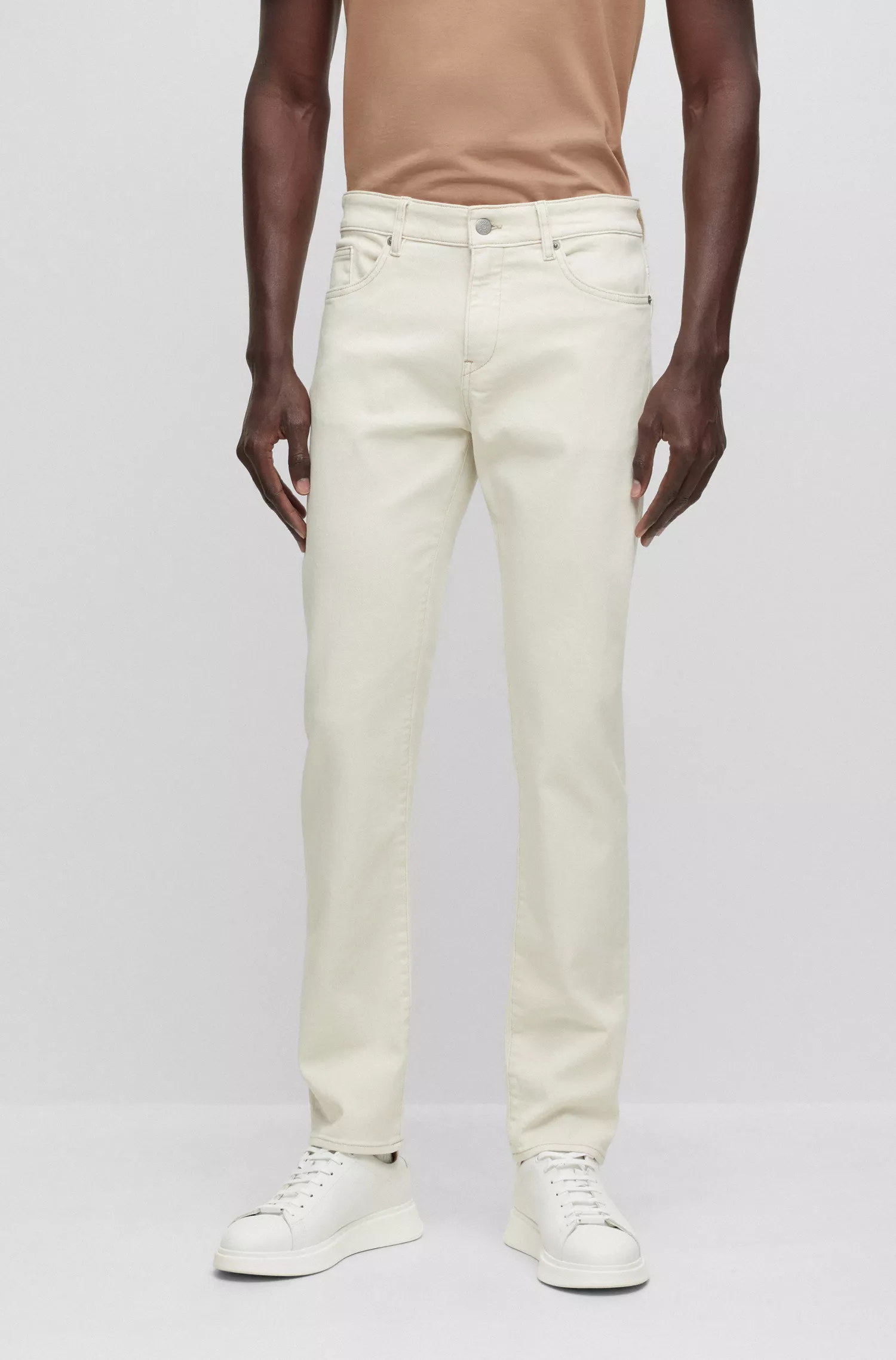 Calça jeans BOSS preta, corte slim, em denim italiano supermacio.