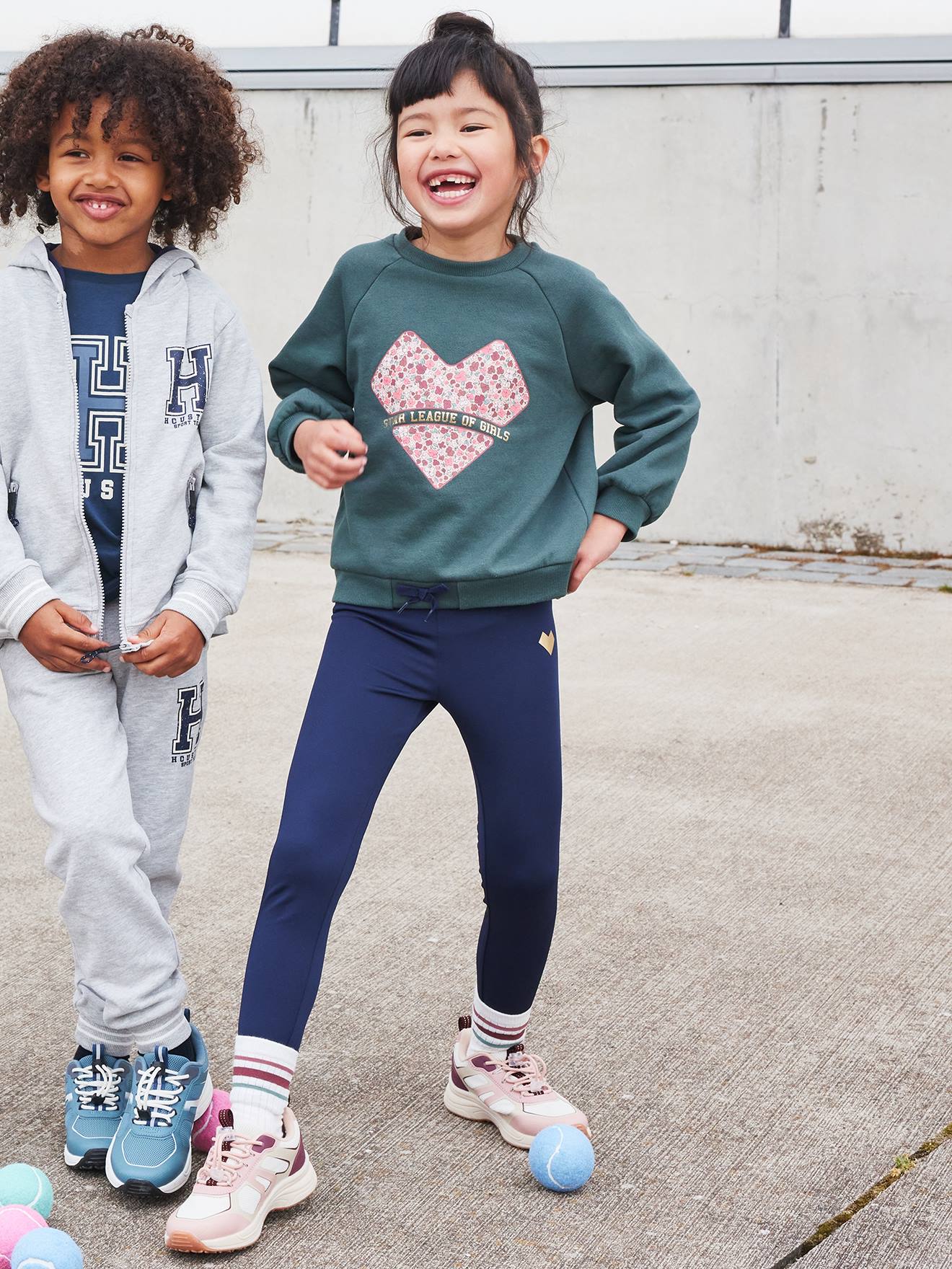 Conjunto esportivo feminino: moletom de lã + leggings verdes de tecido técnico