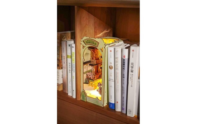 Puzzle »RoboTime Book Nook Falling Sakura«