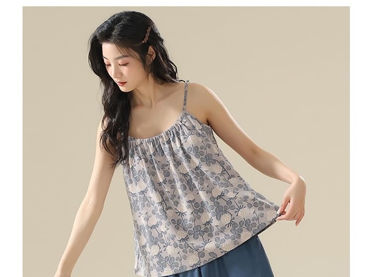 Jeony - Loungewearset: gewatteerde top met bloemenprint en korte broek