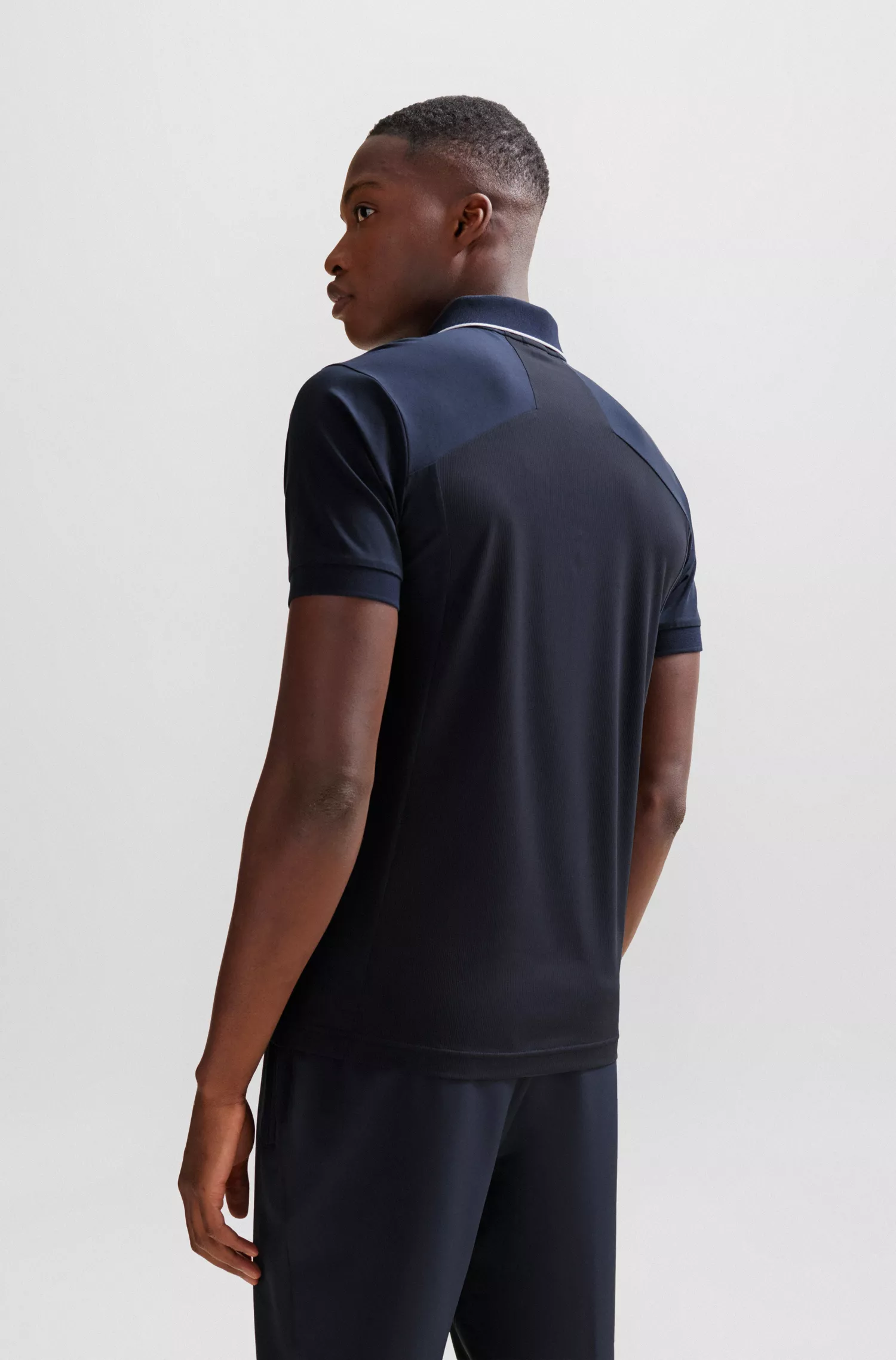 Camisa polo BOSS verde, de algodão stretch, corte slim, com fecho de zíper.