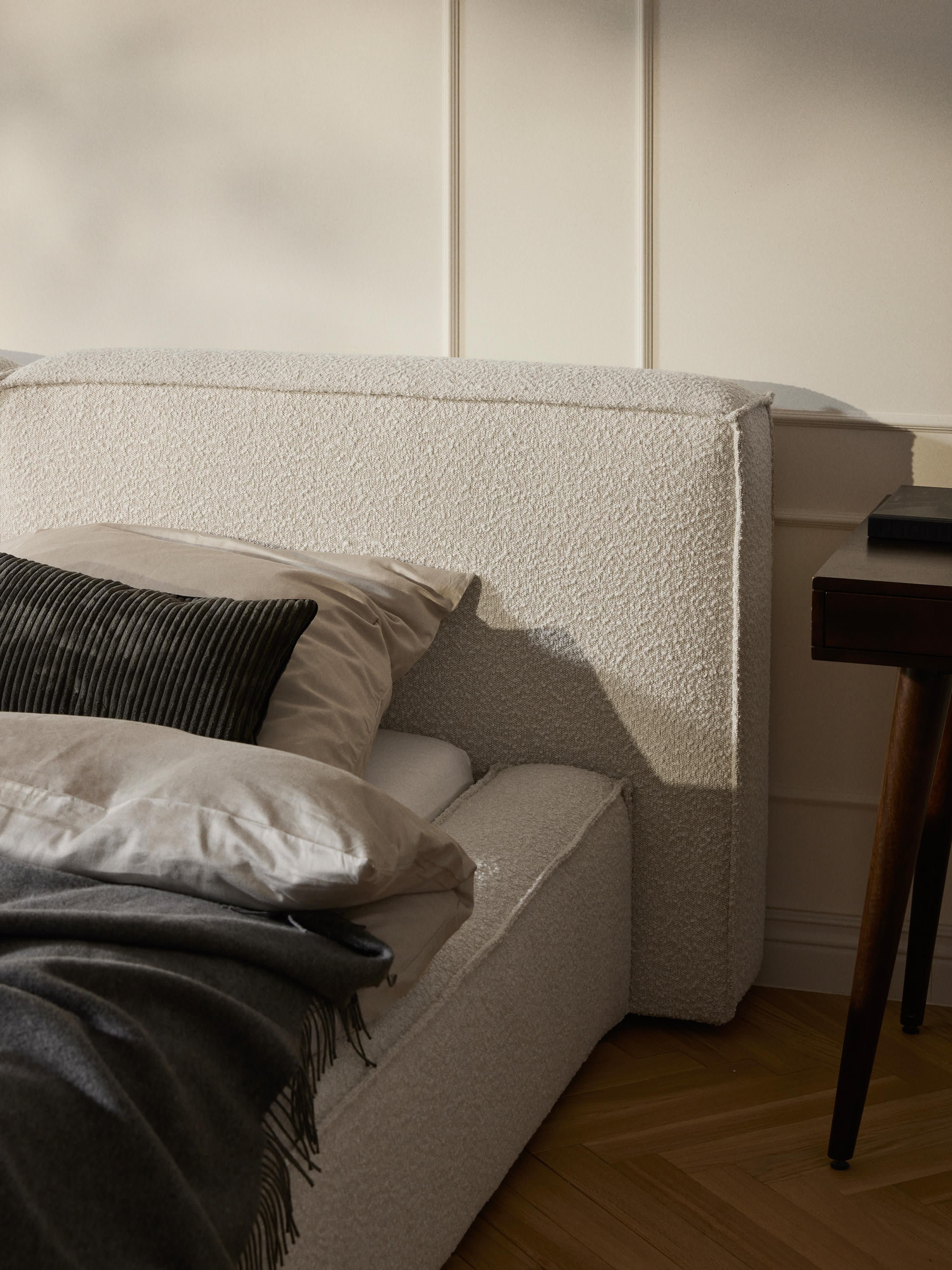 Bouclé gestoffeerd bed Lennon met opbergruimte