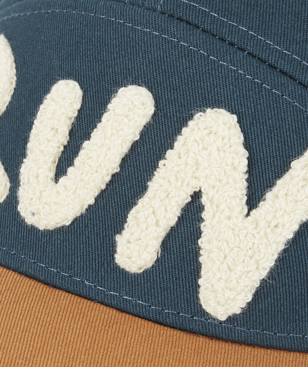LASSIGCASQUETTE BLEU MARINE AVEC MESSAGE RUN EN BOUCLETTE