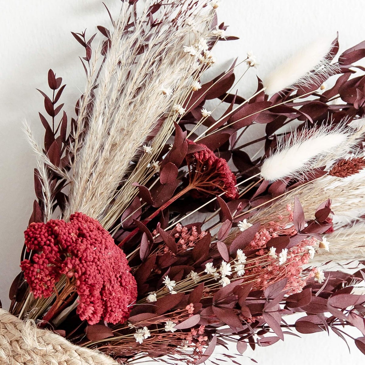 Herfstboeket van gedroogde bloemen, Bordeaux en wit