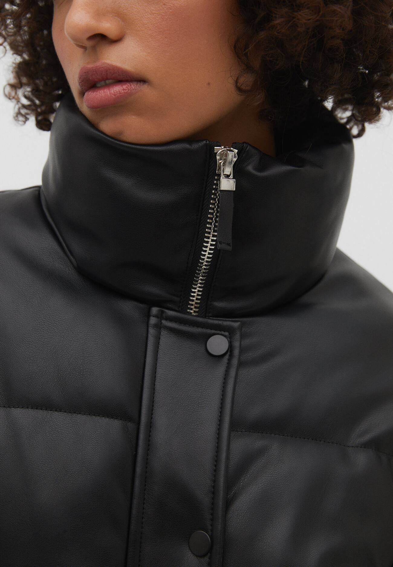 Jaqueta puffer com efeito de couro