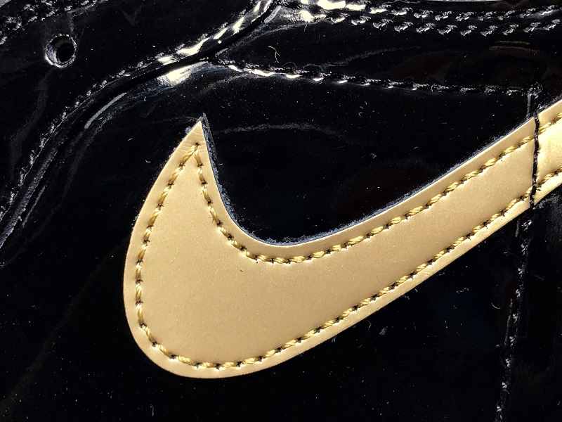 Air Jordan 1 Retro High gold toe