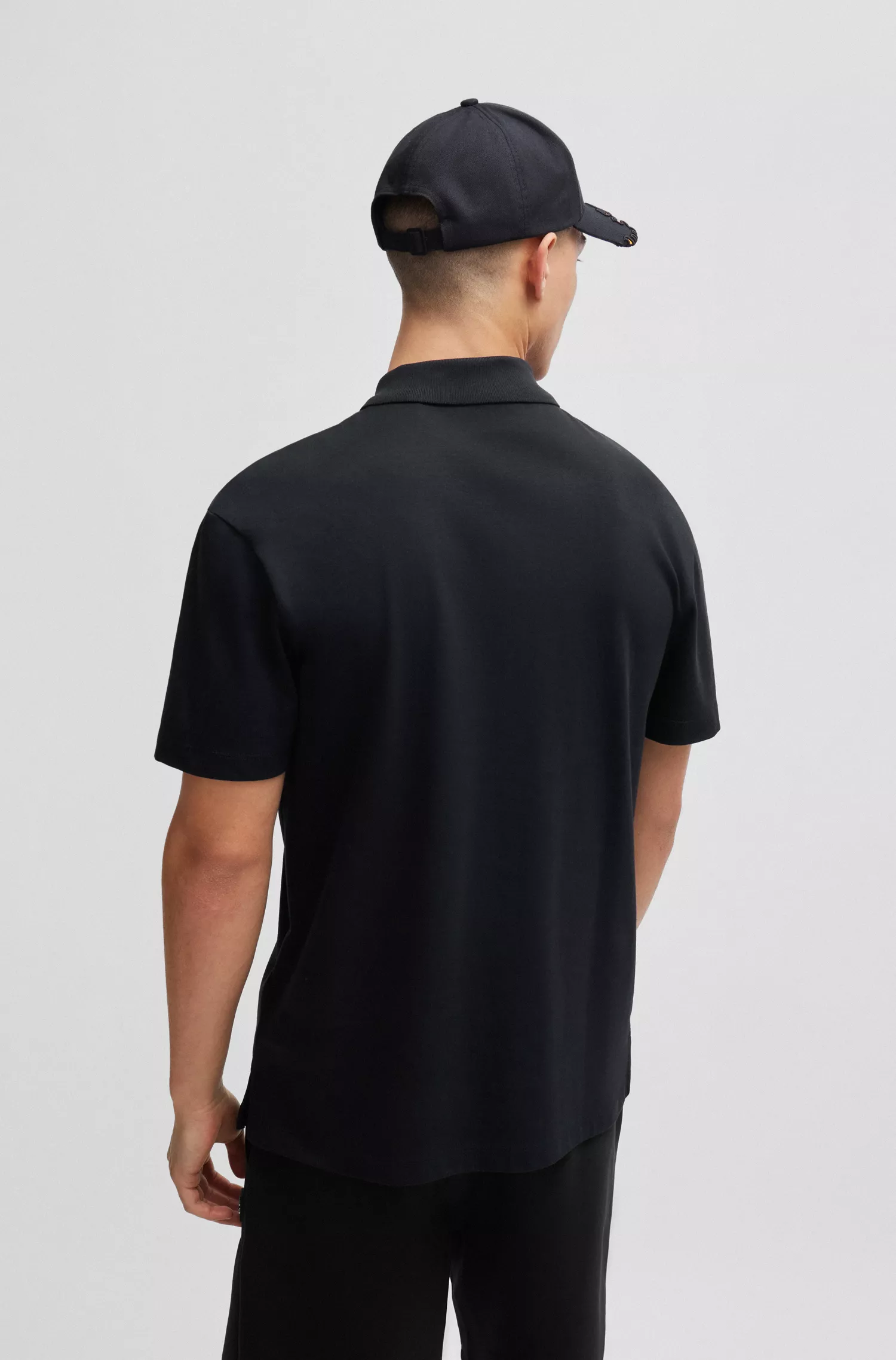 Camisa polo HUGO vermelha em algodão interlock com detalhes de logotipos sobrepostos.