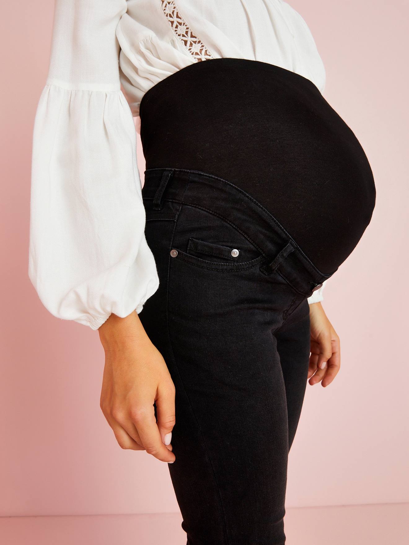 Calça jeans de gestante com corte reto e entrepernas de 78 cm. Cor preta lisa.