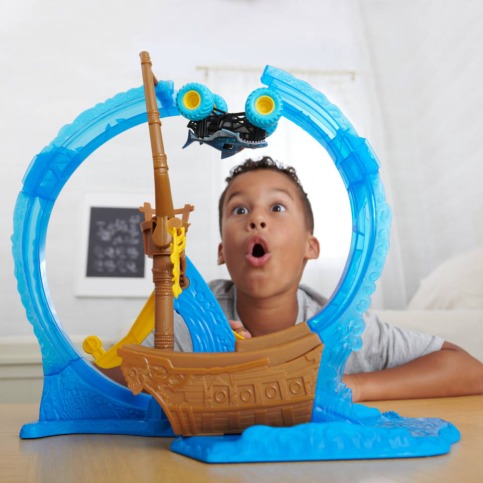 Monster Jam Megalodon Loop of Doom stuntset - 1:64