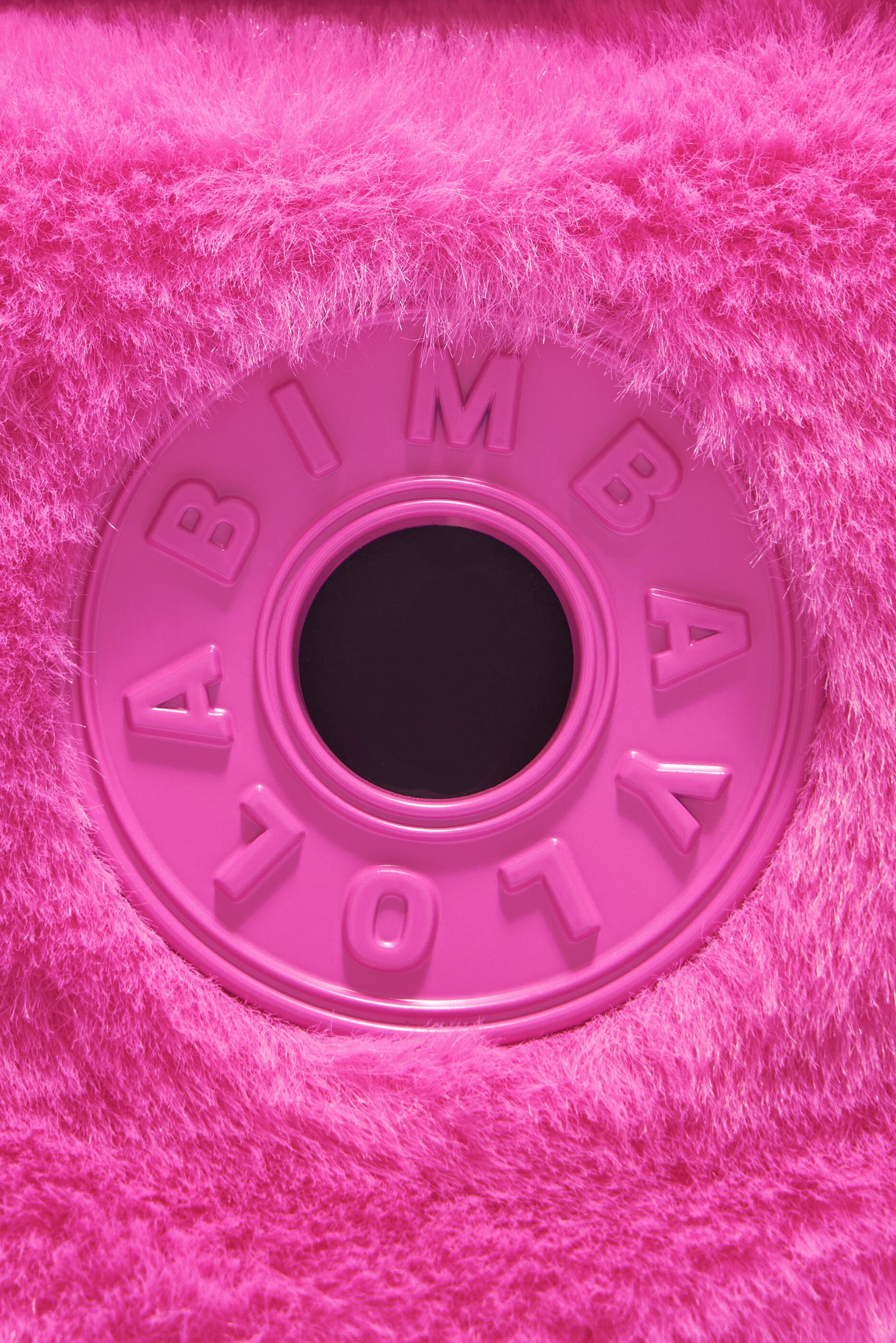 Bolsa hobo tamanho P com forro de pele rosa.