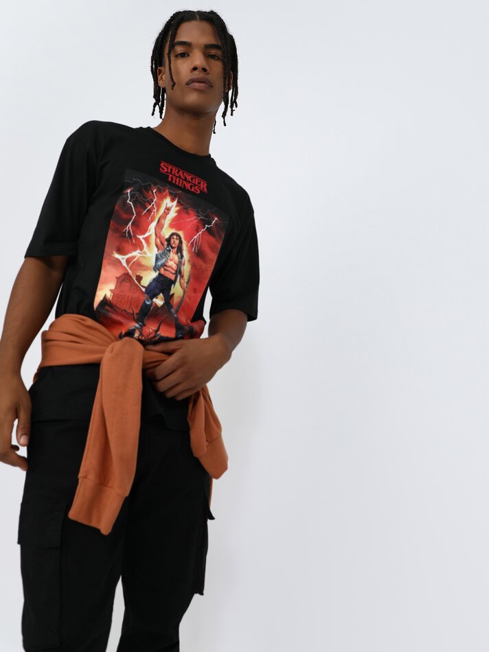 Camiseta estampada de Stranger Things - Netflix. - Preta