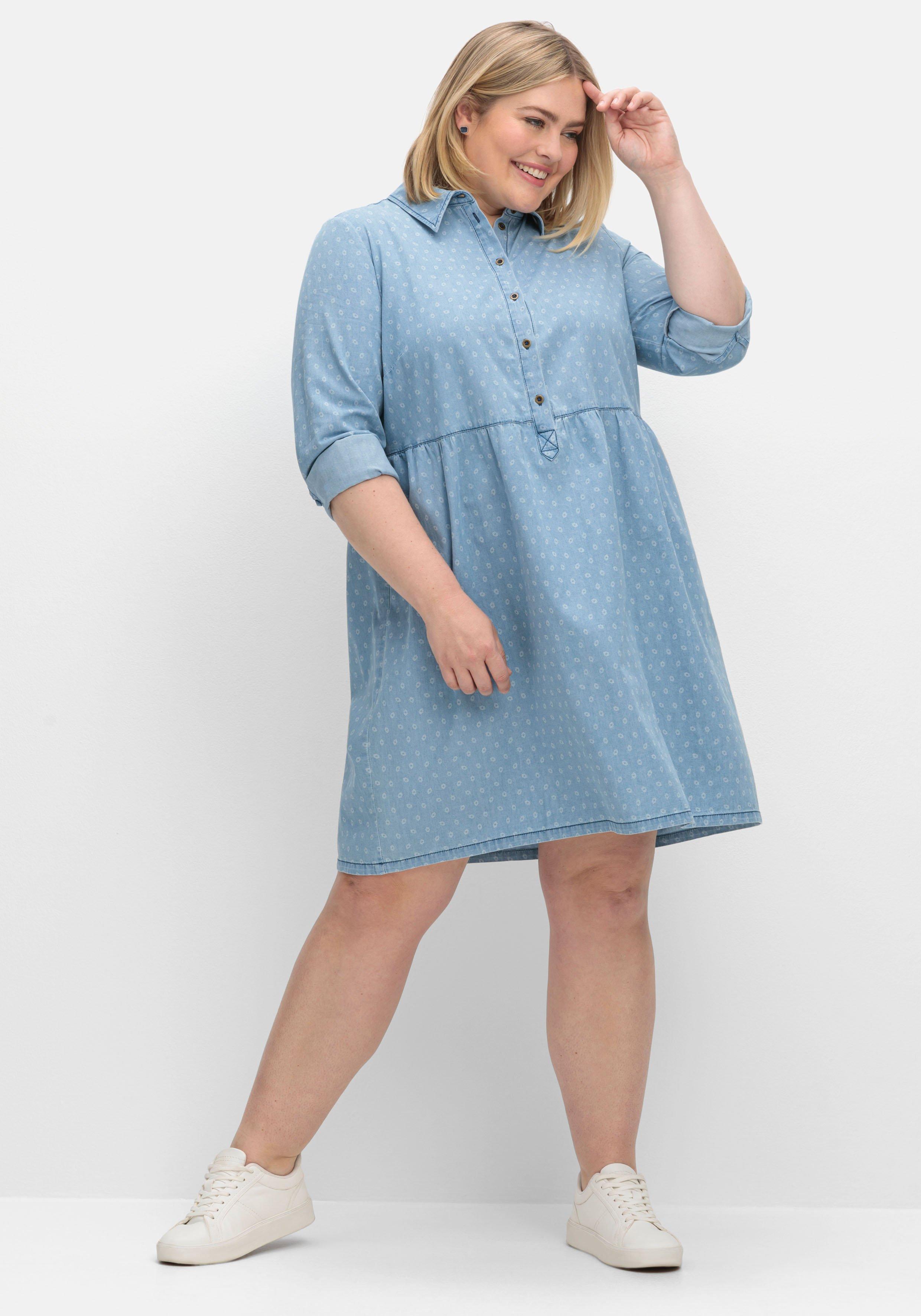 Kurzes Jeanskleid mit grafischem Print und Taschen