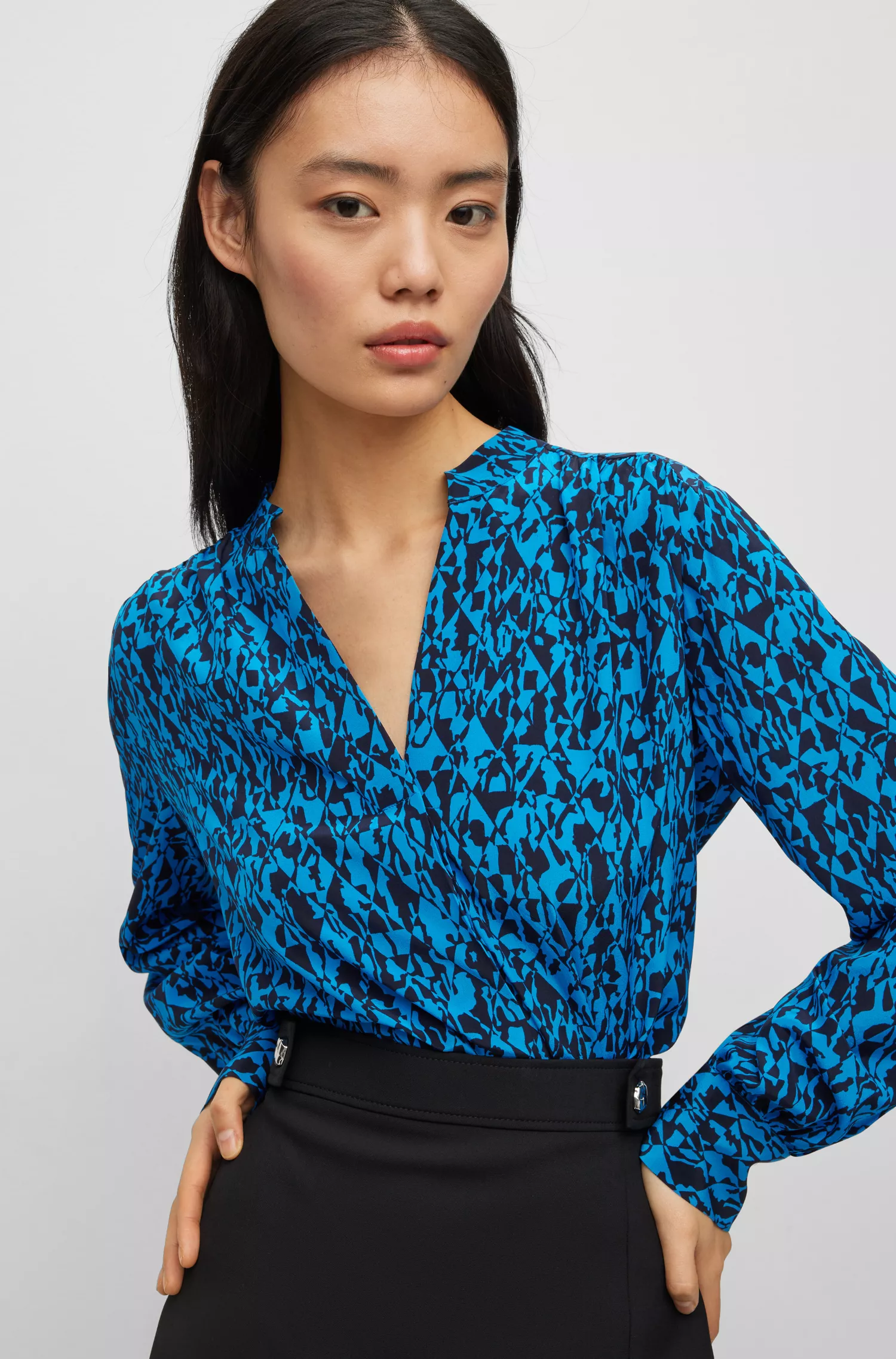 Blusa BOSS preta de corte regular em seda com estampa da estação.