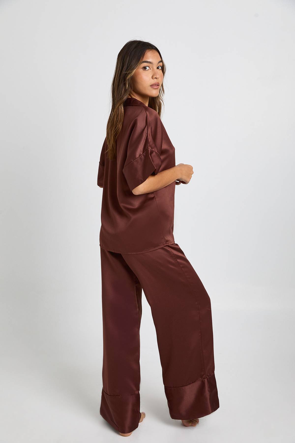 boohoo Ensemble de pyjama : chemise oversize en satin à manches courtes et pantalon à jambes larges