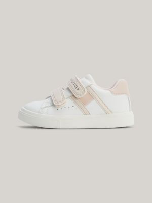 Tênis com fecho de velcro e bandeira tonal