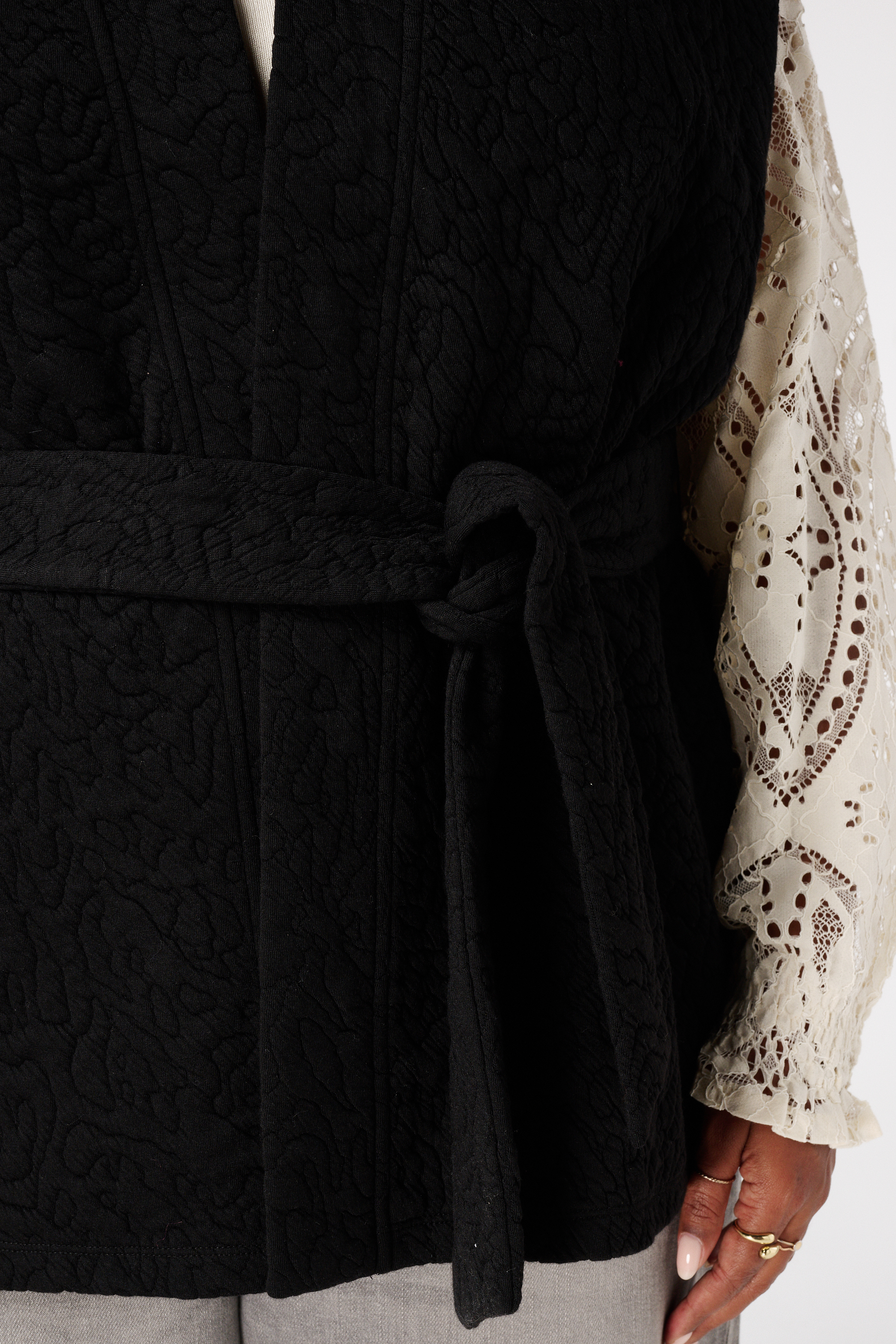Halflang gilet met bindceintuur Zwart