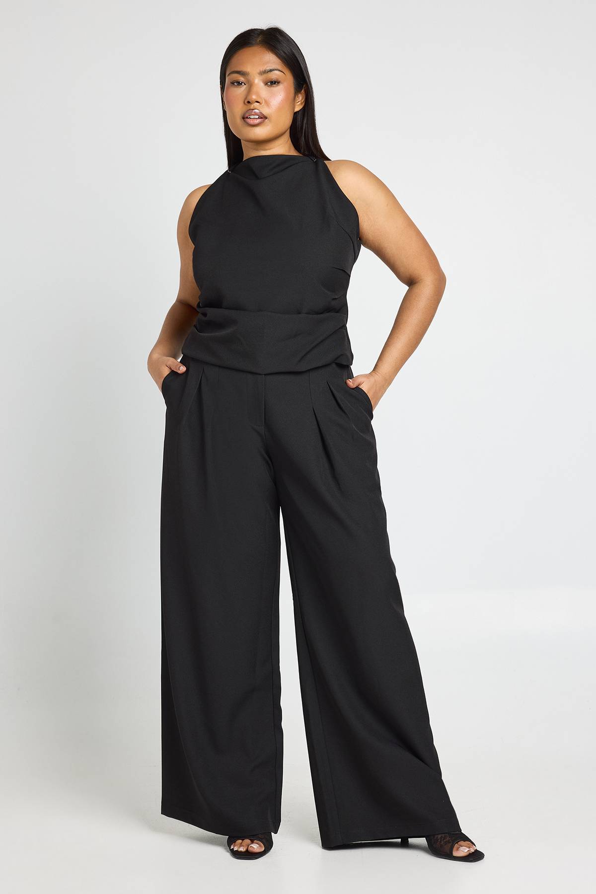 boohoo Haut Plissé Ajusté Grande Taille Avec Détail De Bretelles