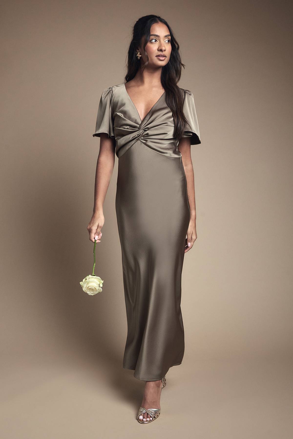 Oasis Robe De Demoiselle D'honneur Mi-longue Olive En Satin Avec Détail Torsadé Devant Et Manches Papillon