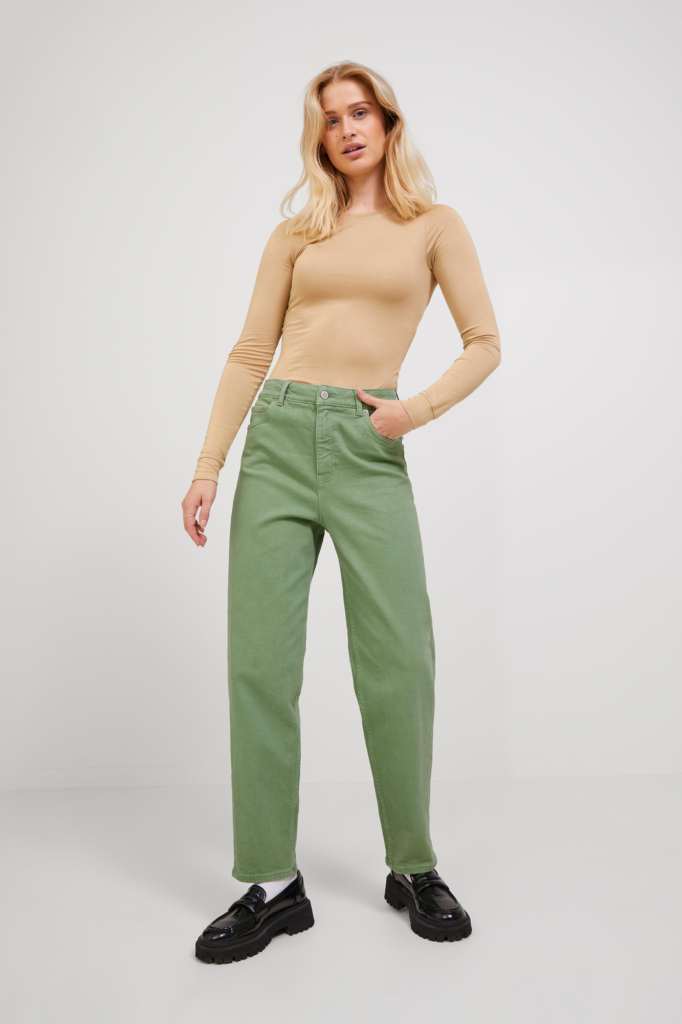 calça jeans mom fit colorida