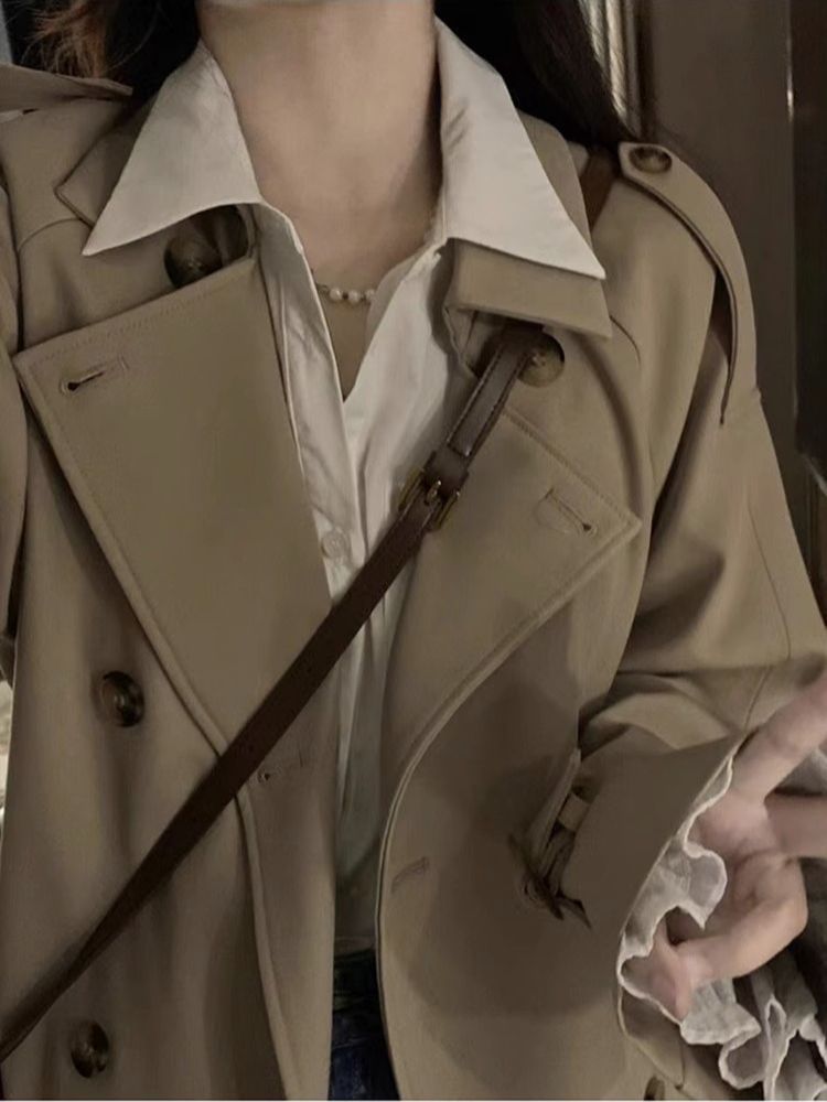 Ariadne - Trenchcoat met reverskraag en dubbele rij knopen