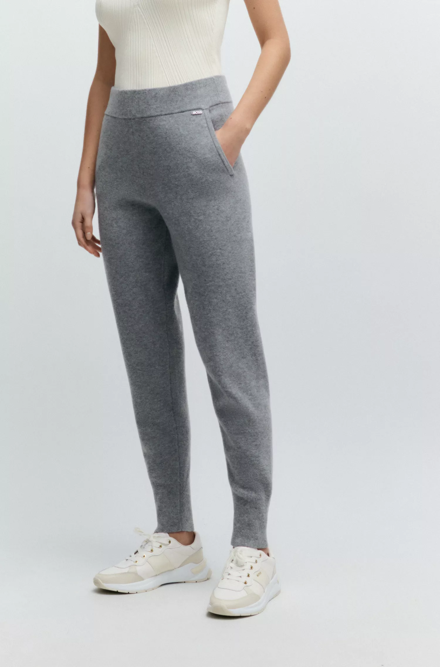 Calças BOSS pretas tricotadas em lã virgem e cashmere.