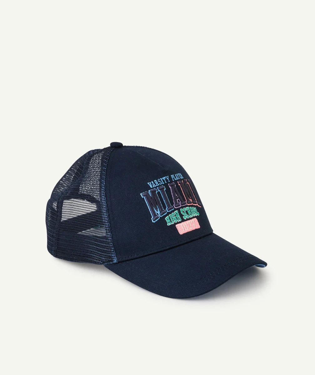 casquette garçon avec filet bleu marine et message brodé