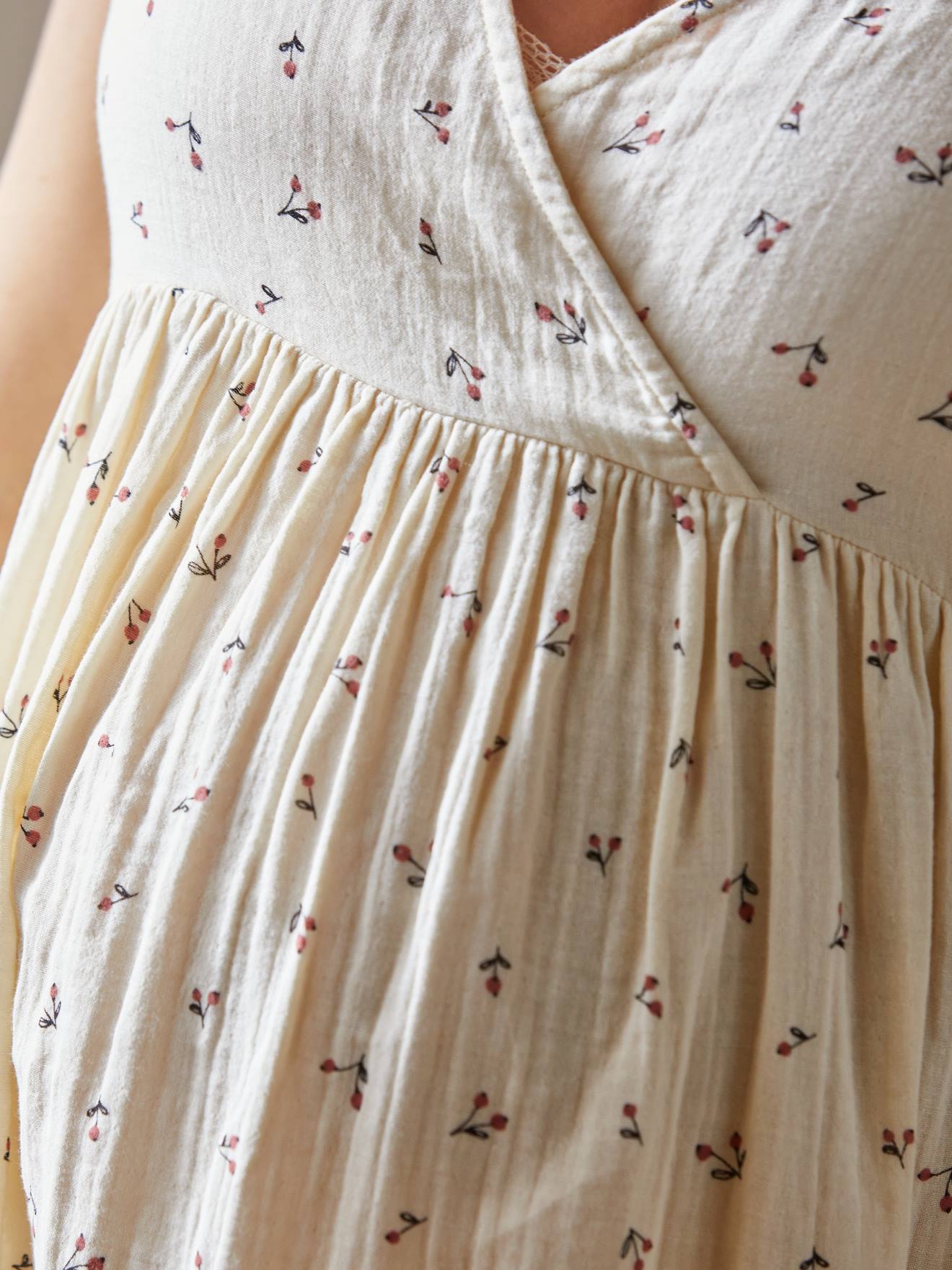 Vestido curto de chiffon de algodão, estampa bege claro, ideal para gestantes e lactantes.