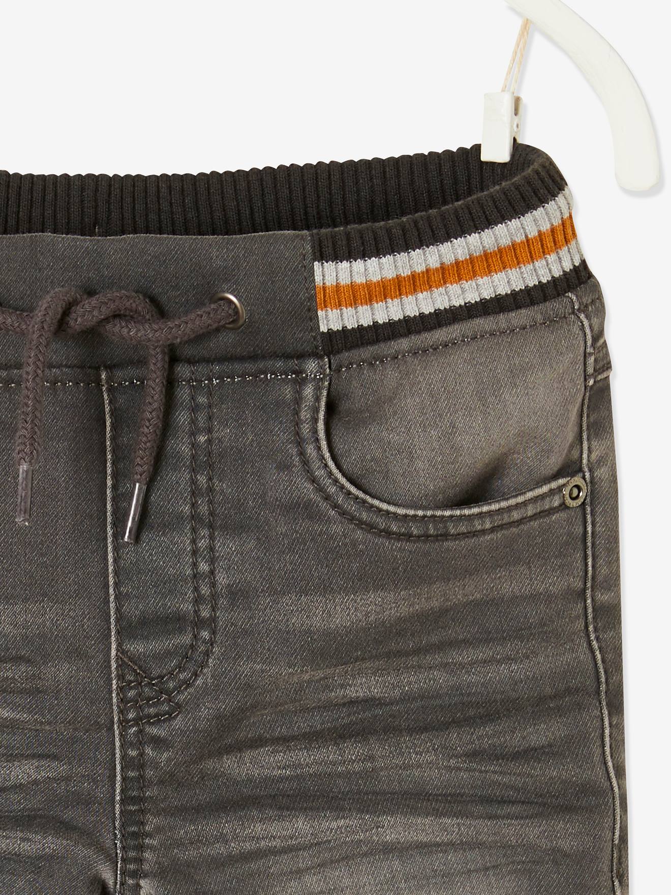 Calças de corte reto para meninos em fleece preto liso com efeito jeans.