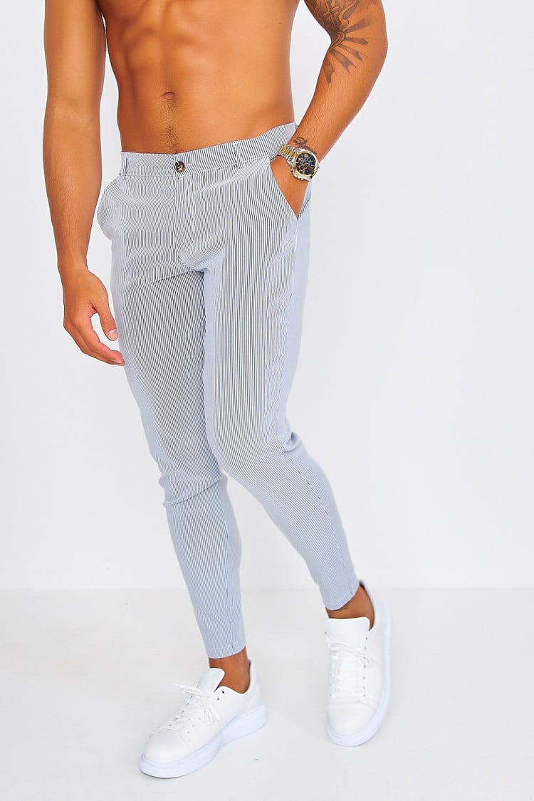 Pantalon chino à rayures grises et blanches