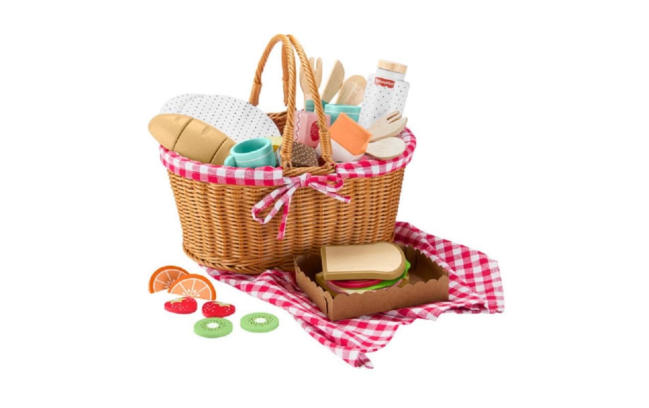Picnic BasketNachhaltiger Picknickkorb mit hölzernen Lebensmitteln und Utensilien