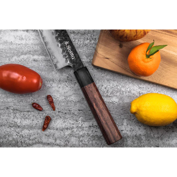 Couteau Sayuto Sequoia San Mai modèle santoku 18cm brute de forge Sayu
