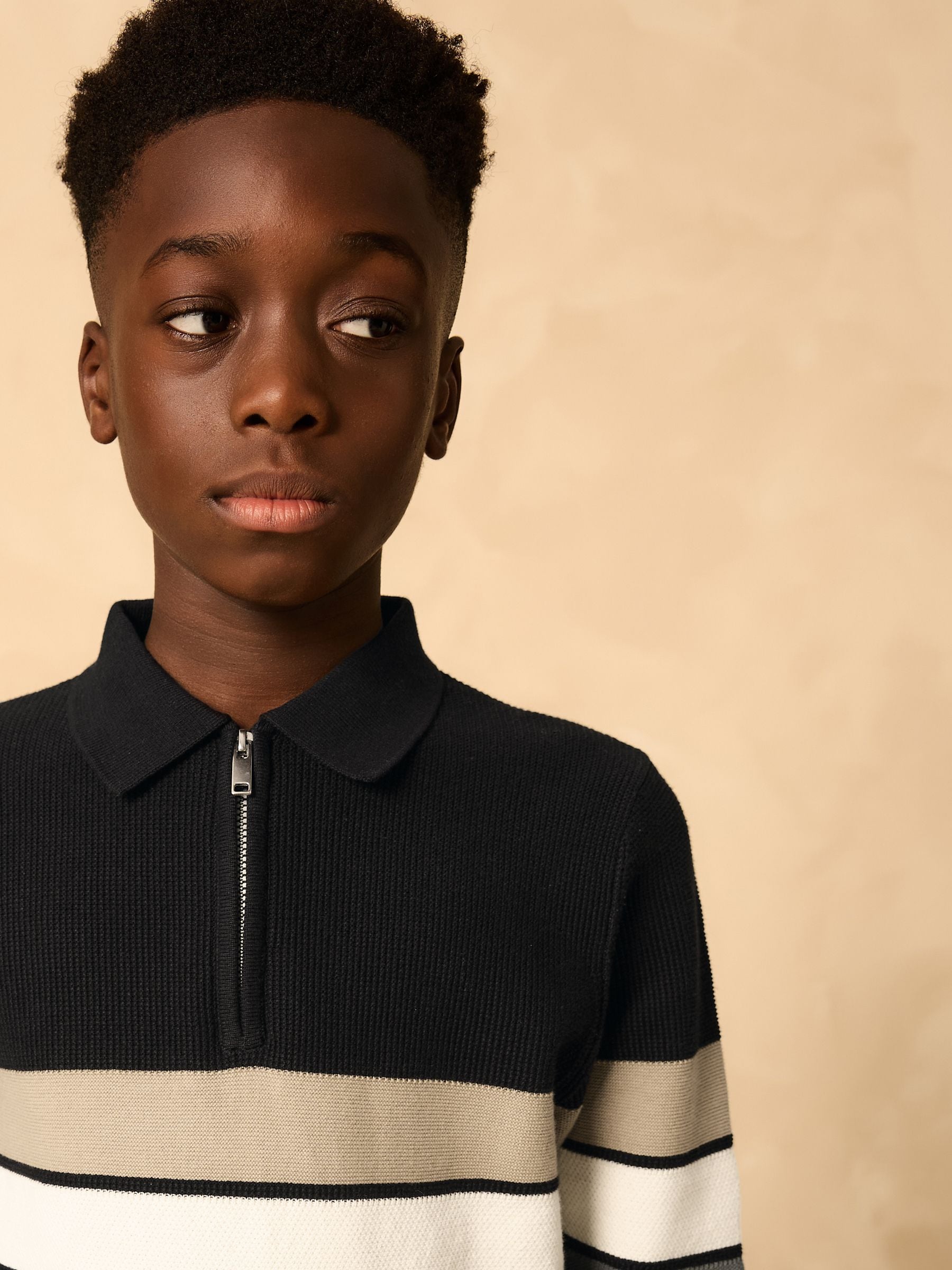 Zwarte streep - Gebreid poloshirt met rits bij de hals en lange mouwen (3-16jr)